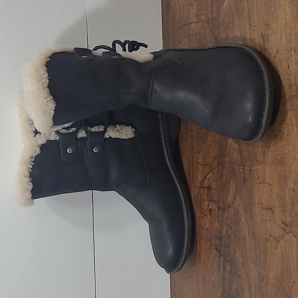 UGG Akadia Boot Women's sz 7 Black Leather Lace Up Back Shearling Lined Winter - Picture 1 of 10